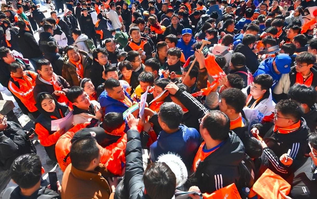 开云体育入口-关于赛地聚焦：中超冲刺阶段热度飙升，山东泰山状态回暖，话题不断，资深球员宣示担当的信息